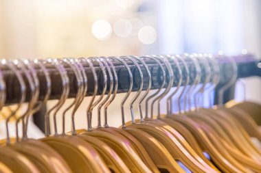 Bokeh arkaplanlı giysi rafını kapat