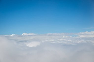 Gökyüzü ve bulutlar hava planı arkaplanından görünüyor