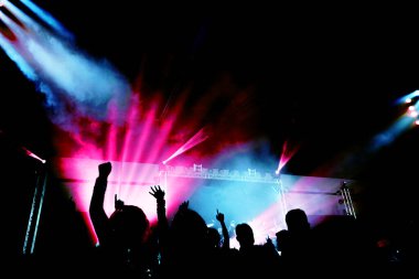 Soyut konser partisi silueti mutlu bir anda ışık ve duman ile