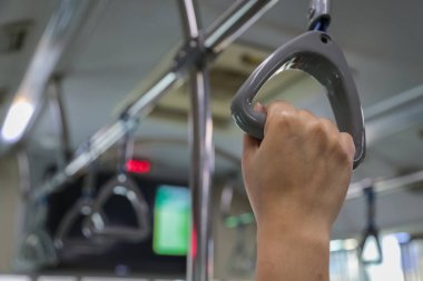 Emniyet kemeri, asma kolu, toplu taşıma aracının içinde plastik tutacağı.