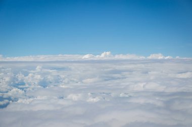 Gökyüzü ve bulutlar hava planı arkaplanından görünüyor