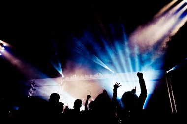 Soyut konser partisi silueti mutlu bir anda ışık ve duman ile