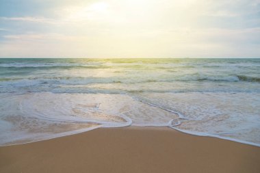 Sahilde kum dalgası.