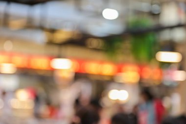 Gıda merkezindeki insanların ve çevrenin bulanıklığı