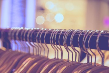 Bokeh arkaplanlı giysi rafını kapat