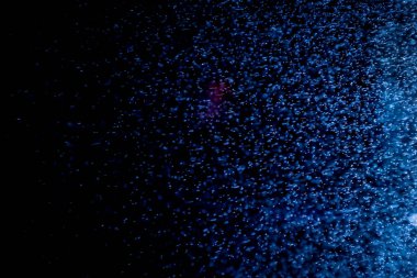 Siyah arkaplanda mavi bokeh