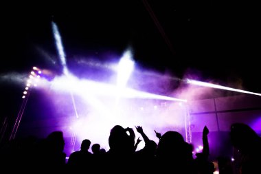 Soyut konser partisi silueti mutlu bir anda ışık ve duman ile