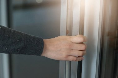 Sabah işe başlamak için ofis kapısını aç.