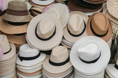 Şapka dükkanının arka planında çeşitlilik var.