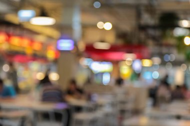 Gıda merkezindeki insanların ve çevrenin bulanıklığı