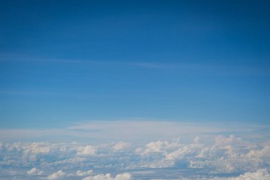 Gökyüzü ve bulutlar hava planı arkaplanından görünüyor