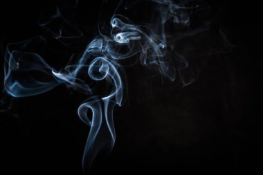 Soyut duman swirls siyah arka plan üzerine