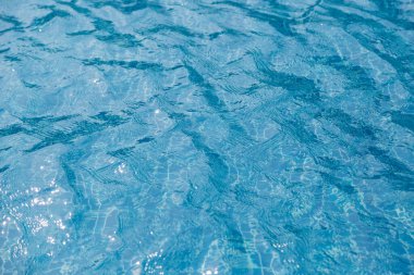 Yüzme havuzunda mavi su yüzeyi