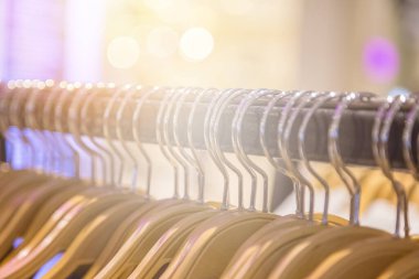 Bokeh arkaplanlı giysi rafını kapat