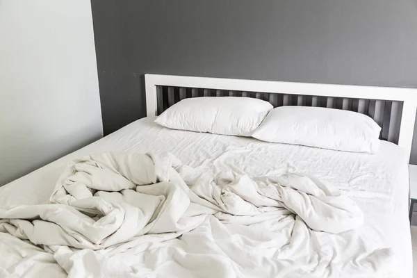 Две Белые Подушки Кровати Одеяло Морщинами Спальне — стоковое фото