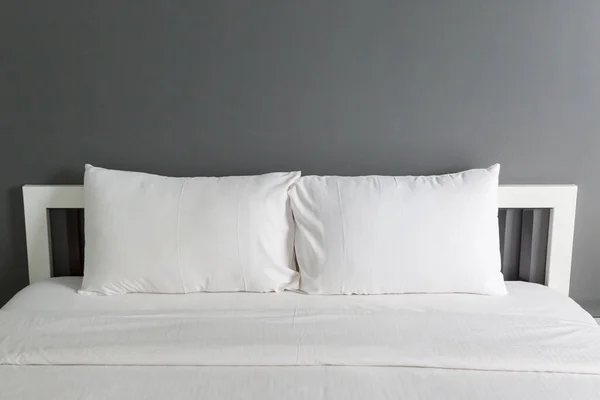 Dwie Białe Poduszki Łóżku Koc Sypialni — Zdjęcie stockowe