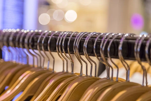 Bokeh arkaplanlı giysi rafını kapat