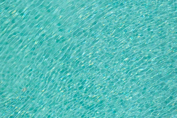 青いプールの背景に輝く波の反射 — ストック写真