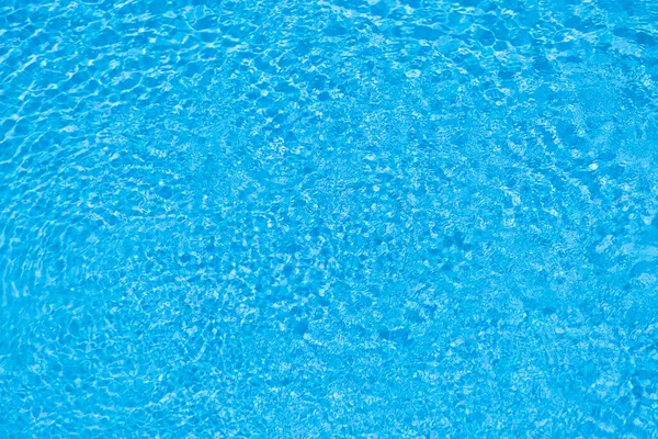 スイミングプールの波と反射の青の色 — ストック写真