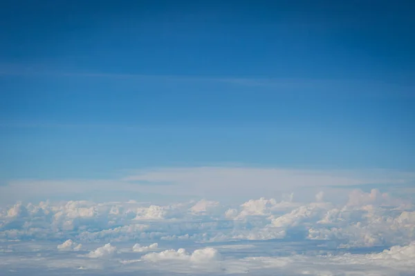 飛行機の背景から見た空と雲 — ストック写真