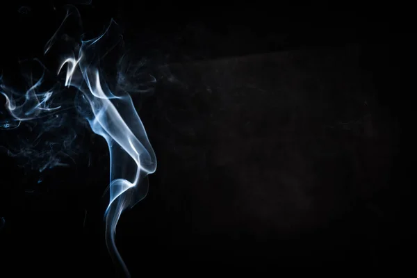黒い背景に抽象の煙が渦巻く — ストック写真