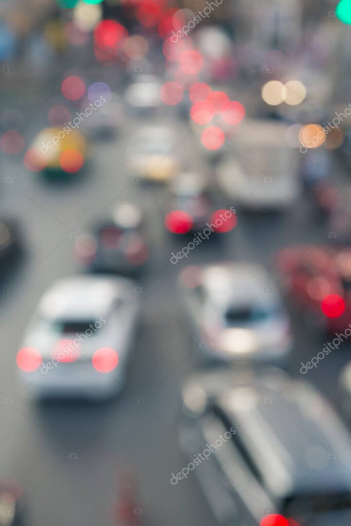 Desenfoque del atasco de tráfico en la ciudad con fondo de semáforo 2023