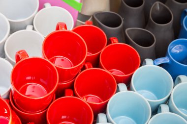 Renkli seramik bardak hediyelik eşya.