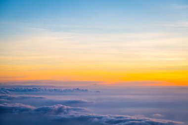 Güzel gökyüzü ve bulutlar gün batımından önce uçakla çekim yaparlar.