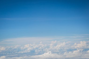 Gökyüzü ve bulutlar hava planı arkaplanından görünüyor