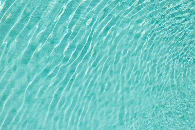 Dalganın mavi rengi ve yüzme havuzundaki yansıma