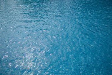 Yüzme havuzunda mavi su yüzeyi