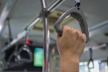 Emniyet kemeri, asma kolu, toplu taşıma aracının içinde plastik tutacağı.