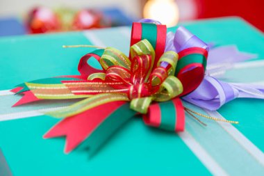 Hediye kutusu arka planında renkli kurdele