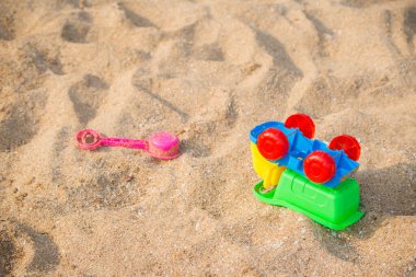 Kumsal arka planında renkli oyuncak araba