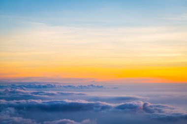 Güzel gökyüzü ve bulutlar gün batımından önce uçakla çekim yaparlar.