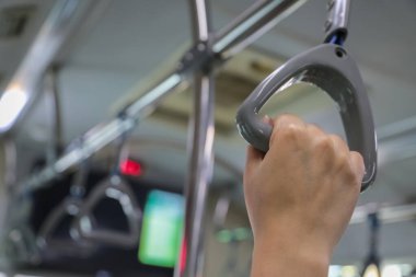 Emniyet kemeri, asma kolu, toplu taşıma aracının içinde plastik tutacağı.