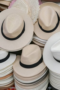Şapka dükkanının arka planında çeşitlilik var.