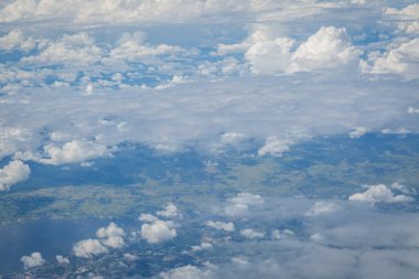 Gökyüzü ve bulutlar hava planı arkaplanından görünüyor