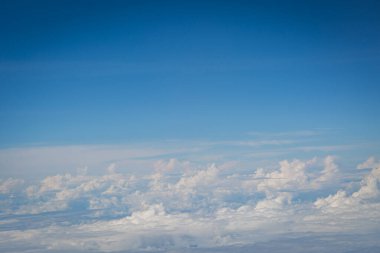 Gökyüzü ve bulutlar hava planı arkaplanından görünüyor