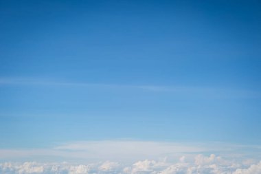 Gökyüzü ve bulutlar hava planı arkaplanından görünüyor