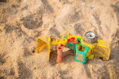 Kumsal arka planında renkli oyuncak araba