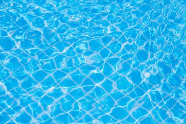 Dalgaları yansıt ve mavi havuz arka planında