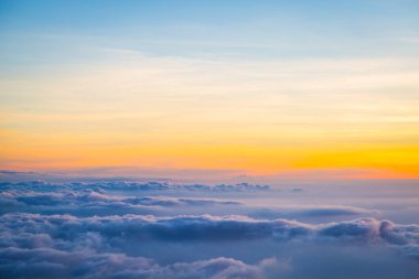 Güzel gökyüzü ve bulutlar gün batımından önce uçakla çekim yaparlar.