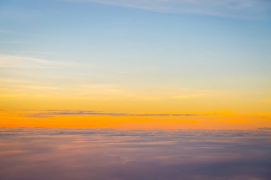 Güzel gökyüzü ve bulutlar gün batımından önce uçakla çekim yaparlar.