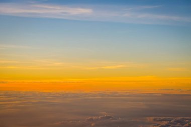 Güzel gökyüzü ve bulutlar gün batımından önce uçakla çekim yaparlar.