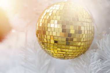 Beyaz Noel Ağacı arkaplanındaki Altın Top