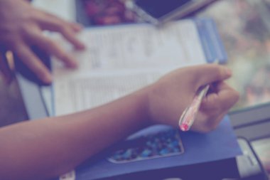 Masa arkasında kamera ve akıllı telefon ile uygulamayı dolduran adamın bulanık görüntüsü