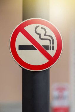 Halka açık alanda sigara içilmiyor