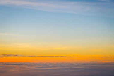 Güzel gökyüzü ve bulutlar gün batımından önce uçakla çekim yaparlar.