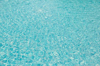 Dalgaları yansıt ve mavi havuz arka planında